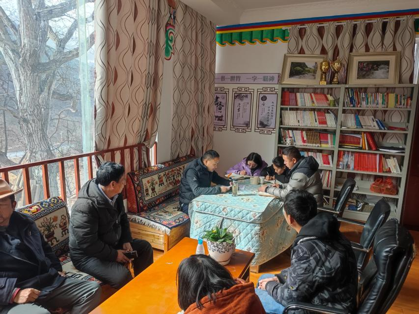 德欽縣人民檢察院黨組書記、代理檢察長(zhǎng)陸建華積極開展“四聯(lián)四創(chuàng)”工作